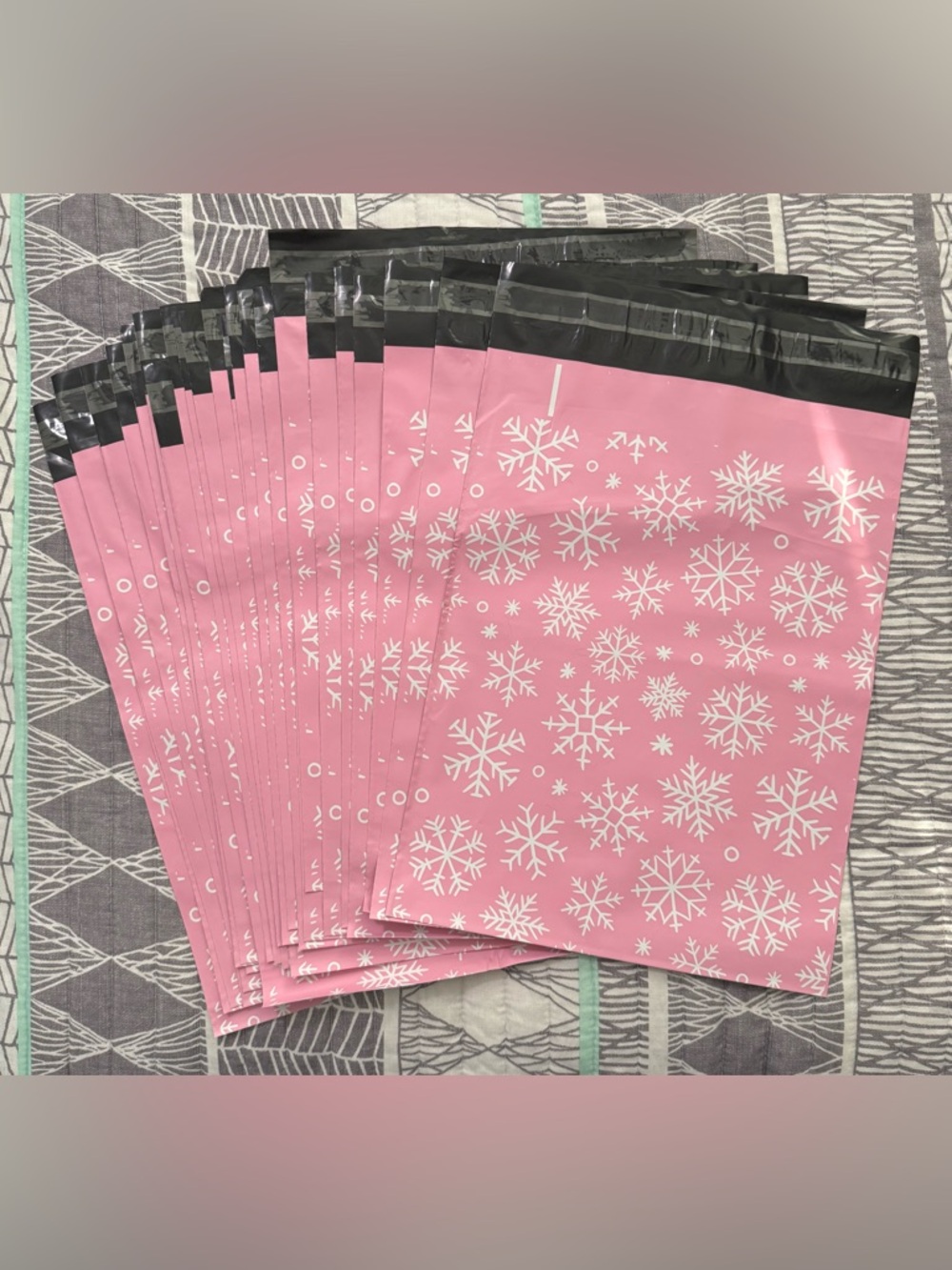 25 Ct Pink Snowflake Winter Polymailers - 10x13 - Picture 2 of 8